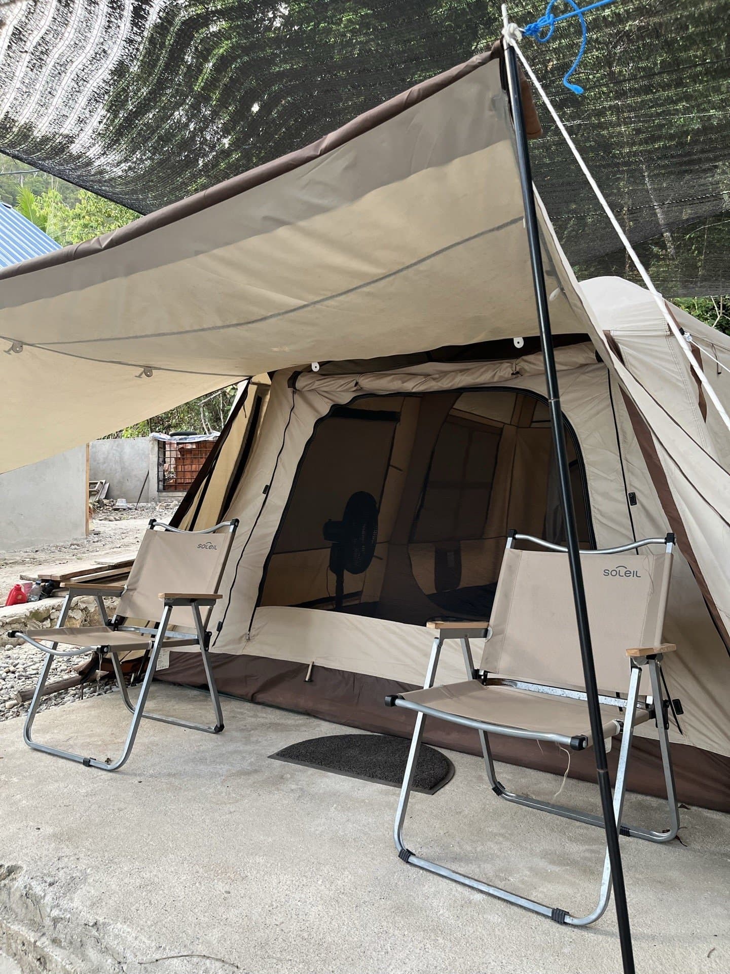 Tenda glamping Shafira Resort dengan kursi santai di bawah kanopi, di tepi Pantai Memit Morella